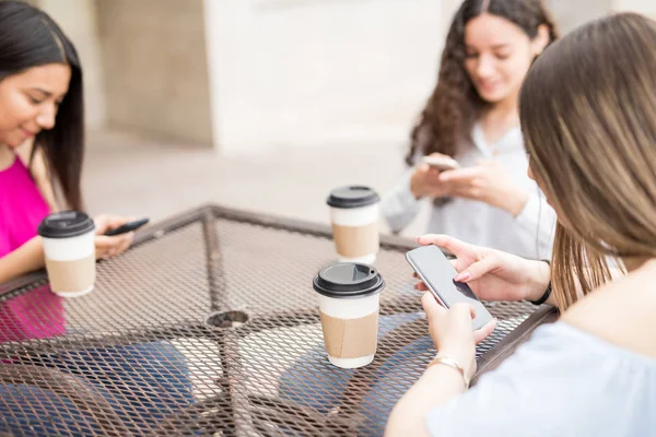 Les Jeunes Filles Qui Traînent Café Plein Air Aide Téléphones — Photo