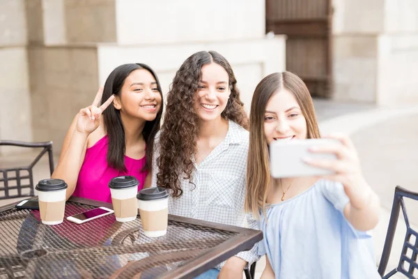 Atraktivní Mladé Dívky Kavárně Pořizování Selfie Mobilním Telefonem — Stock fotografie