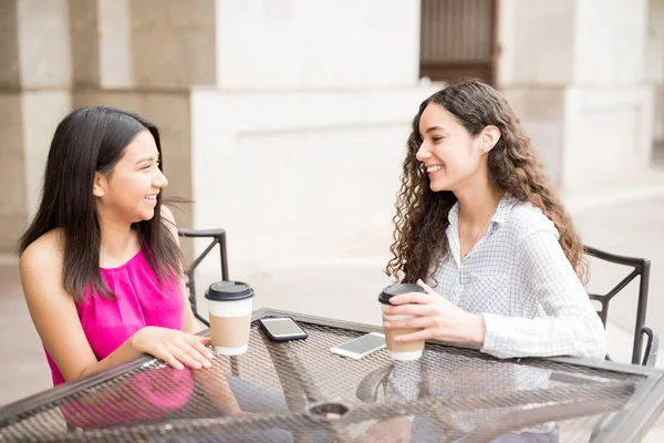 Duas Amigas Adolescentes Saindo Café Livre Conversando Enquanto Toma Café — Fotografia de Stock