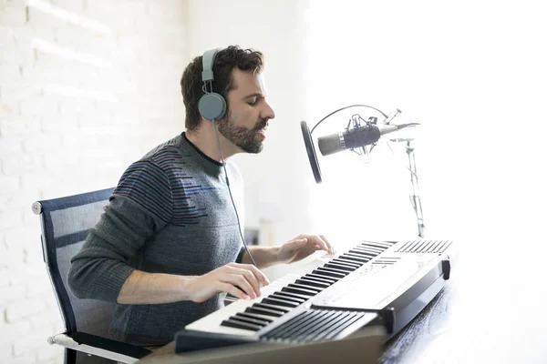 Vista Perfil Del Hombre Latino Guapo Con Auriculares Tocando Piano —  Fotos de Stock