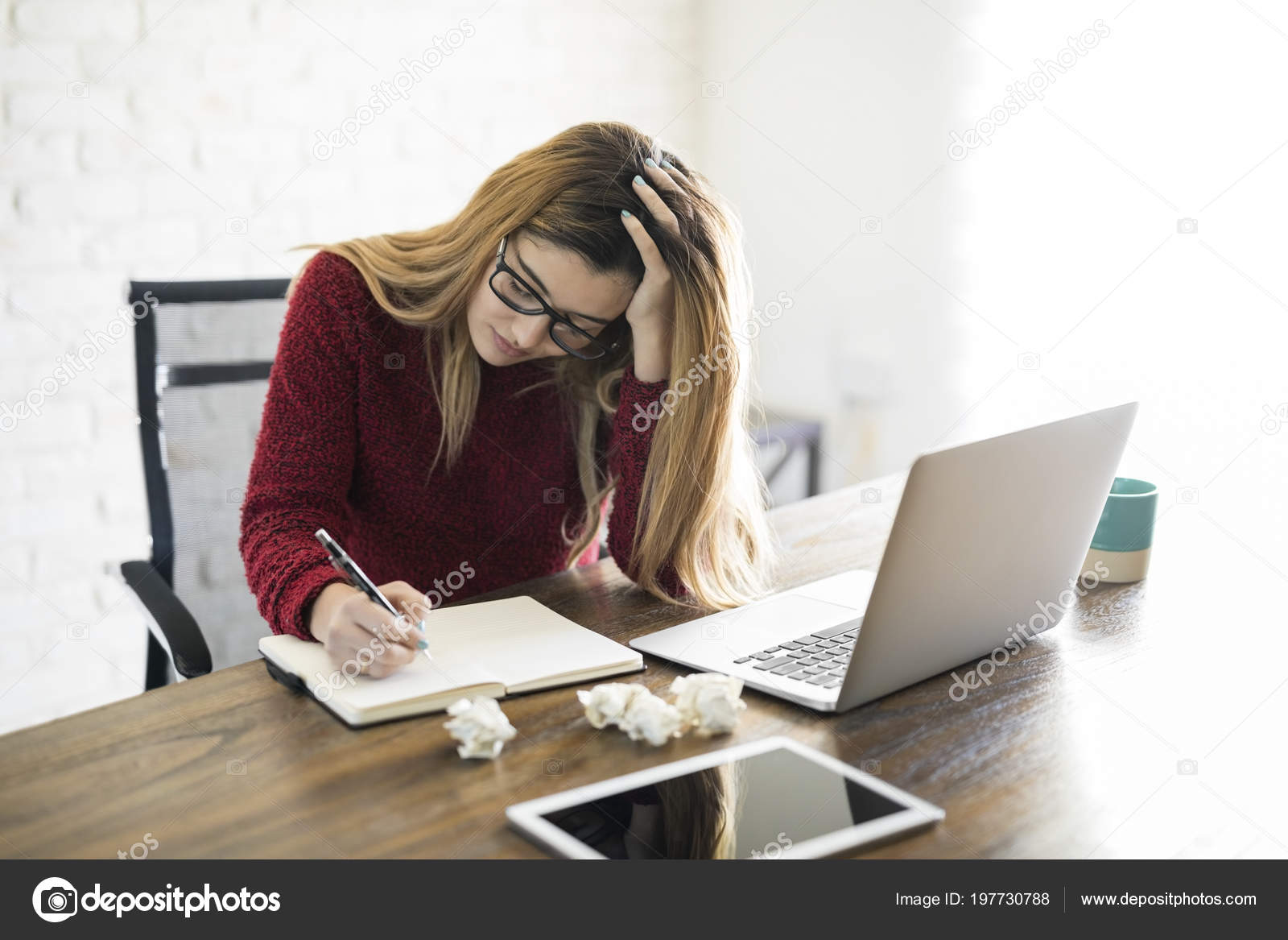 Frustrée Stressée Jeune Femme Écrivain Assis Son Bureau Avec Ordinateur  image libre de droit par tonodiaz © #197730788