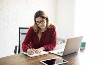Laptop ile masasında oturan ve bir kitap yazma güzel genç kafkas kadın portresi