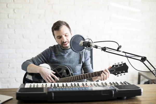 Hombre Sus Años Tocando Música Vivo Radio Línea Cantando Canción —  Fotos de Stock