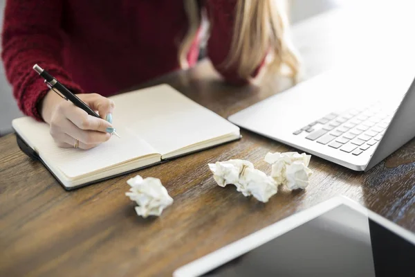 しわくちゃのページでテーブルの上の本を書く女性の作家のクローズ アップ — ストック写真