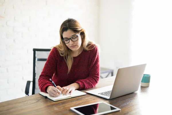 Portret Van Mooie Jonge Kaukasische Vrouw Zit Haar Bureau Met — Stockfoto