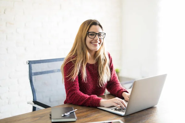 Lächelnde Junge Kaukasische Frau Die Mit Einem Laptop Ihrem Schreibtisch — Stockfoto