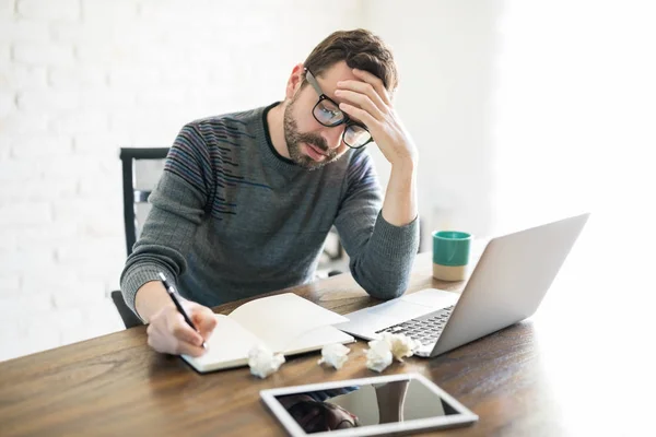 Frustrerad Och Stressad Manliga Författare Som Sitter Med Laptop Och — Stockfoto