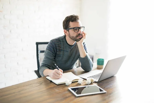 Junger Lateinamerikanischer Schriftsteller Blickt Auf Seinen Laptop Während Sein Neues — Stockfoto