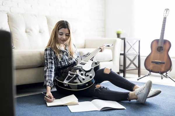 Mignonne Musicienne Joue Guitare Écrit Une Nouvelle Chanson Dans Son — Photo