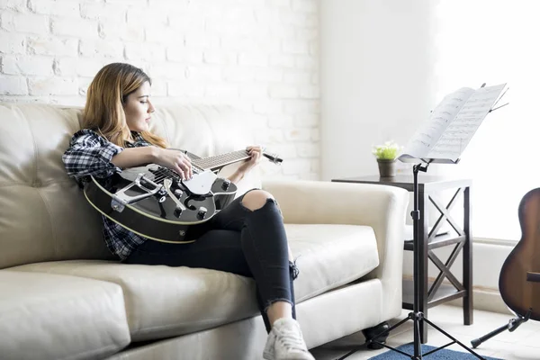 Belle Jeune Femme Assise Sur Canapé Jouant Guitare Avec Des — Photo