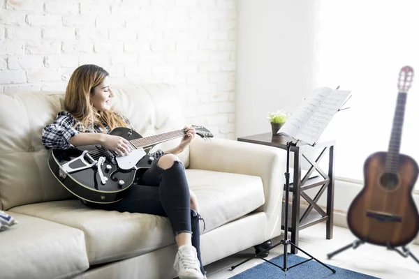 Linda Mujer Músico Tocando Guitarra Casa Sonriendo — Foto de Stock