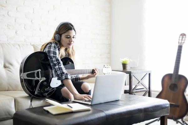 Kreative Junge Kaukasische Frau Mit Gitarre Laptop Hause Einen Song — Stockfoto