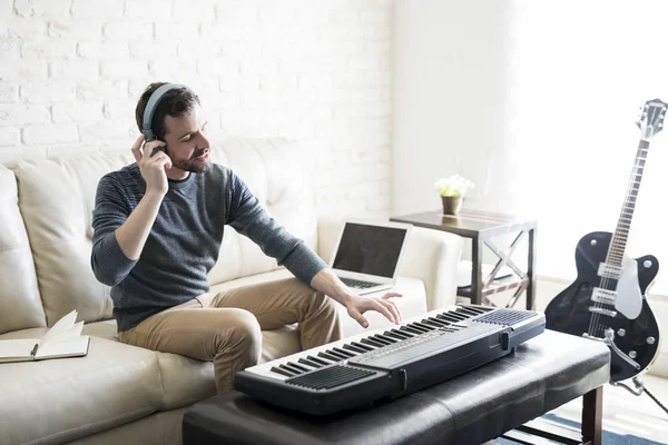 Spaanse Man Zijn 30S Luisteren Naar Melodie Gespeeld Elektrische Piano — Stockfoto