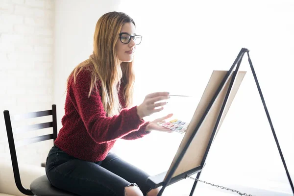 Cute Young Artist Enjoying Her Work Artist Working Painting Her — Stock Photo, Image