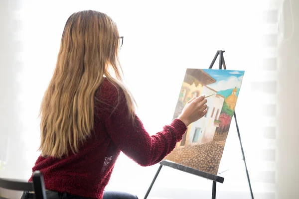 Jonge Vrouw Maken Een Mooi Schilderij Doek Haar Atelier — Stockfoto