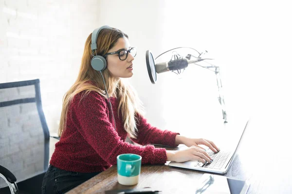 Linda Mujer Joven Con Auriculares Portátil Hablando Micrófono —  Fotos de Stock