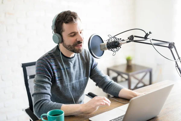 Gut Aussehender Junger Lateinischer Mann Sitzt Tisch Mit Laptop Mikrofon — Stockfoto