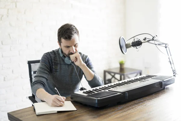 Compositor Masculino Hispano Pensando Mientras Escribe Una Nueva Canción Libro —  Fotos de Stock