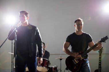 Bir rock konserinde sahne alanı'nda elektro gitar çalmak gitarist şarkı şarkıcı