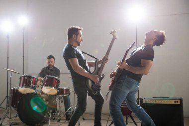 Rock and roll grubu gitaristler birlikte bir rock konserinde sahne performans