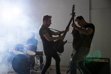 İki rock grubu gitarist gerçekleştirir müzik konserinde sahnede