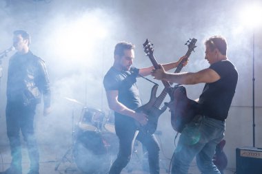 Oyun gitar sahne alanı'nda solist arkasında canlı bir konser ile iki genç adam