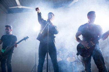 Şarkıcı ve gitaristler hard rock müzik sahne alanı'nda Müzik Festivali'nde yol