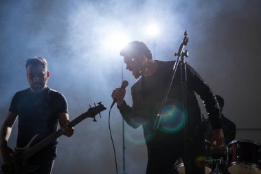 Mikrofon erkek şarkı gitarist rock müzik sahne alanı'nda