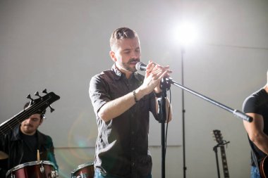 Melodik canlı bir müzik konserinde şarkı İspanyol erkek solist