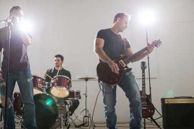 Genç Grup gitarist oyun gitar müzik konserinde Grup üyeleri ile sahnede rock