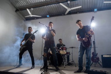Rock and roll Grup üyeleri bir müzik festivali canlı performans
