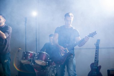 Sahne Alanı'nda bir konser sırasında performans erkek gitarist