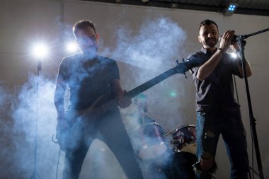 Erkek solist gitarist müzik konserinde sahnede