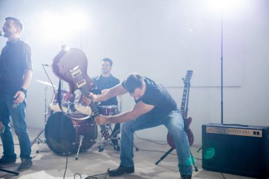 Gitar kırmaya gitarist müzik festivali sahnede performans rock grubu.