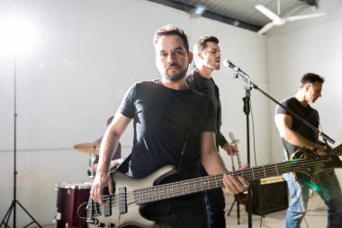Erkek gitarist rock konserinde kendi grubu ile gerçekleştirme