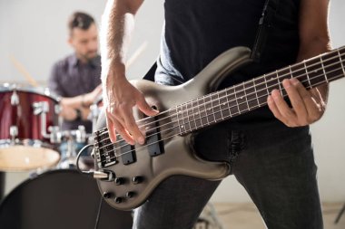 Elinde bir gitar tutan bir gitarist. Gitarist konser gitar çalmak.