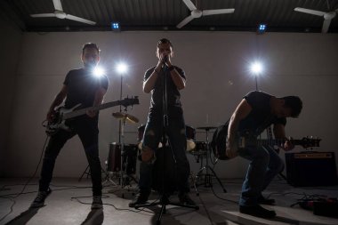 Sahne Alanı'nda canlı performans rock müzik grubu