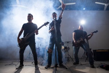 Müzik grup üyeleri sahne alanı'nda müzik parlak ışıklar ve duman ile canlı portresi