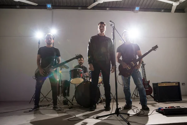 Baixo Retrato Chave Membros Banda Música Palco Com Guitarra Bateria — Fotografia de Stock