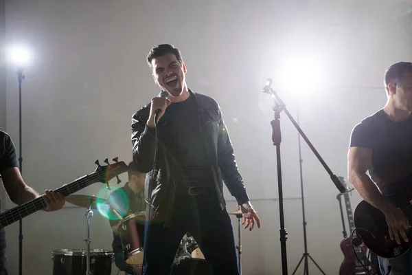 Baixo Tiro Chave Jovem Cantando Microfone Com Seus Membros Banda — Fotografia de Stock