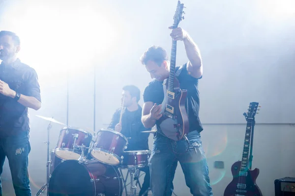 Masculino Tocando Guitarra Elétrica Concerto Vivo Com Luz Brilhante Fumaça — Fotografia de Stock