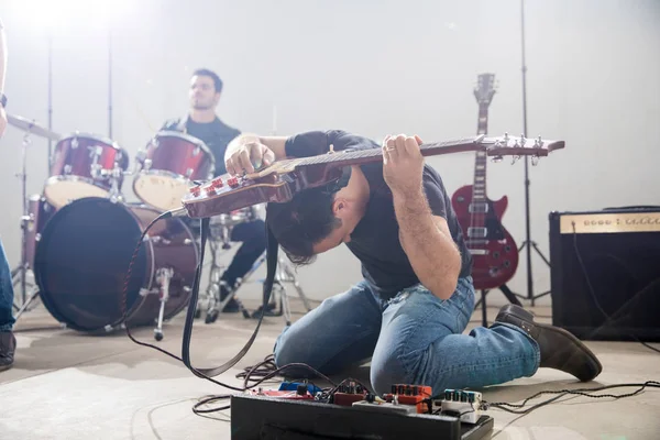 Guitarrista Principal Sentado Chão Tocando Guitarra Durante Performance Vivo — Fotografia de Stock