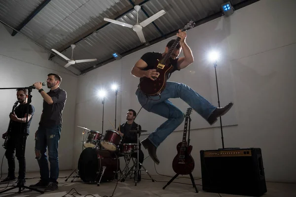 Guitariste Jouant Guitare Sautant Sur Scène Pendant Performance — Photo