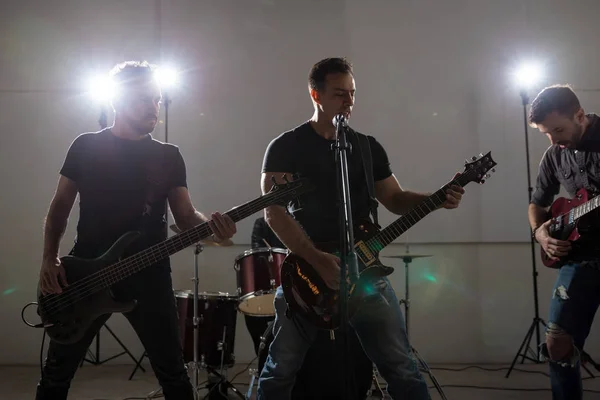 Membros Banda Rock Tocando Guitarra Cantando Concerto Música — Fotografia de Stock