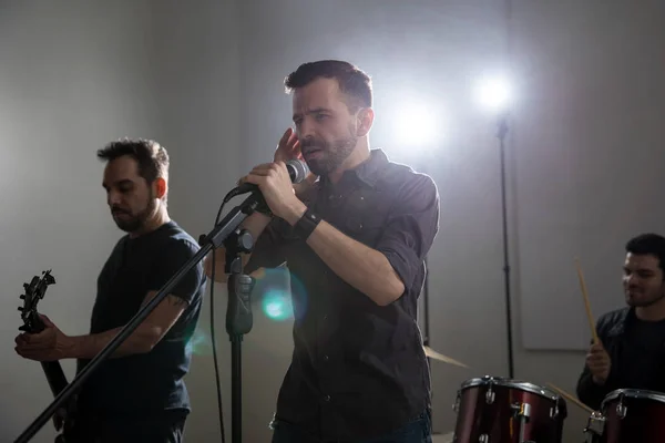 Cantora Principal Com Microfone Banda Rock Roll Tocando Vivo Concerto — Fotografia de Stock