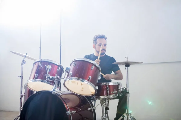 Jovem Músico Tocando Bateria Palco Festival Música — Fotografia de Stock