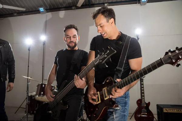 Twee Gitarist Uitvoeren Het Podium Tijdens Een Live Concert — Stockfoto