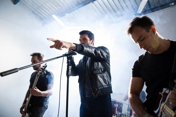 Cantor Com Guitarristas Tocando Uma Música Rock Palco Com Fumaça — Fotografia de Stock