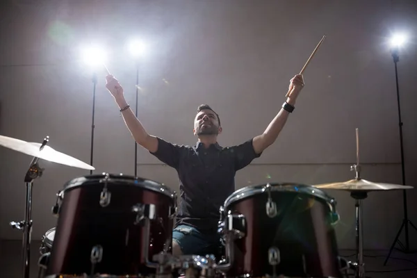 Молодий Чоловік Сидить Барабаном Піднімає Руки Музичній Сцені Концерту — стокове фото