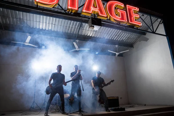 音楽祭でステージ上でライブを実行するロックン ロール バンドのメンバー — ストック写真